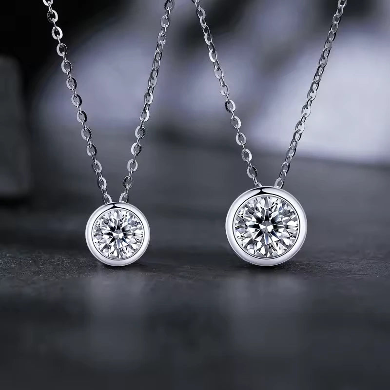 Colliers Pendentifs solitaire sertis clos en or blanc élégant et diamant synthétique en moissanite 0.5ctet 1ct vue de face.
