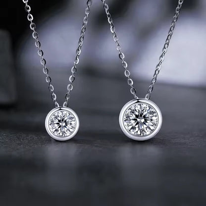 Colliers Pendentifs solitaire sertis clos en or blanc élégant et diamant synthétique en moissanite 0.5ctet 1ct vue de face.