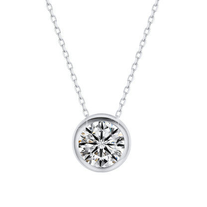 Pendentif solitaire serti clos en or blanc délicat et diamant en moissanite sur fond blanc.