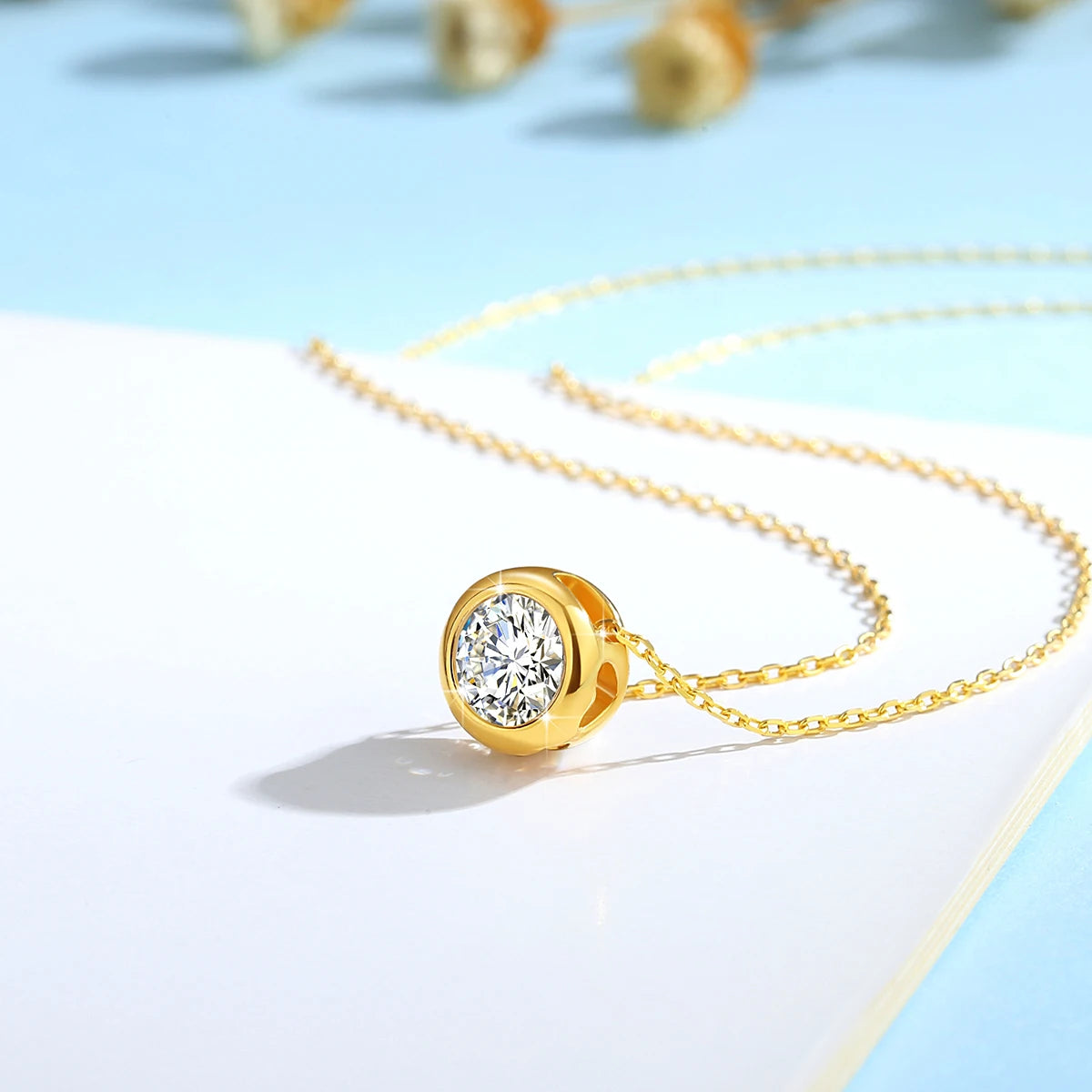 Collier Pendentif solitaire serti clos en or jaune et diamant synthétique en moissanite debout.