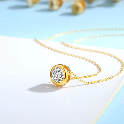 Collier Pendentif solitaire serti clos en or jaune et diamant synthétique en moissanite debout.