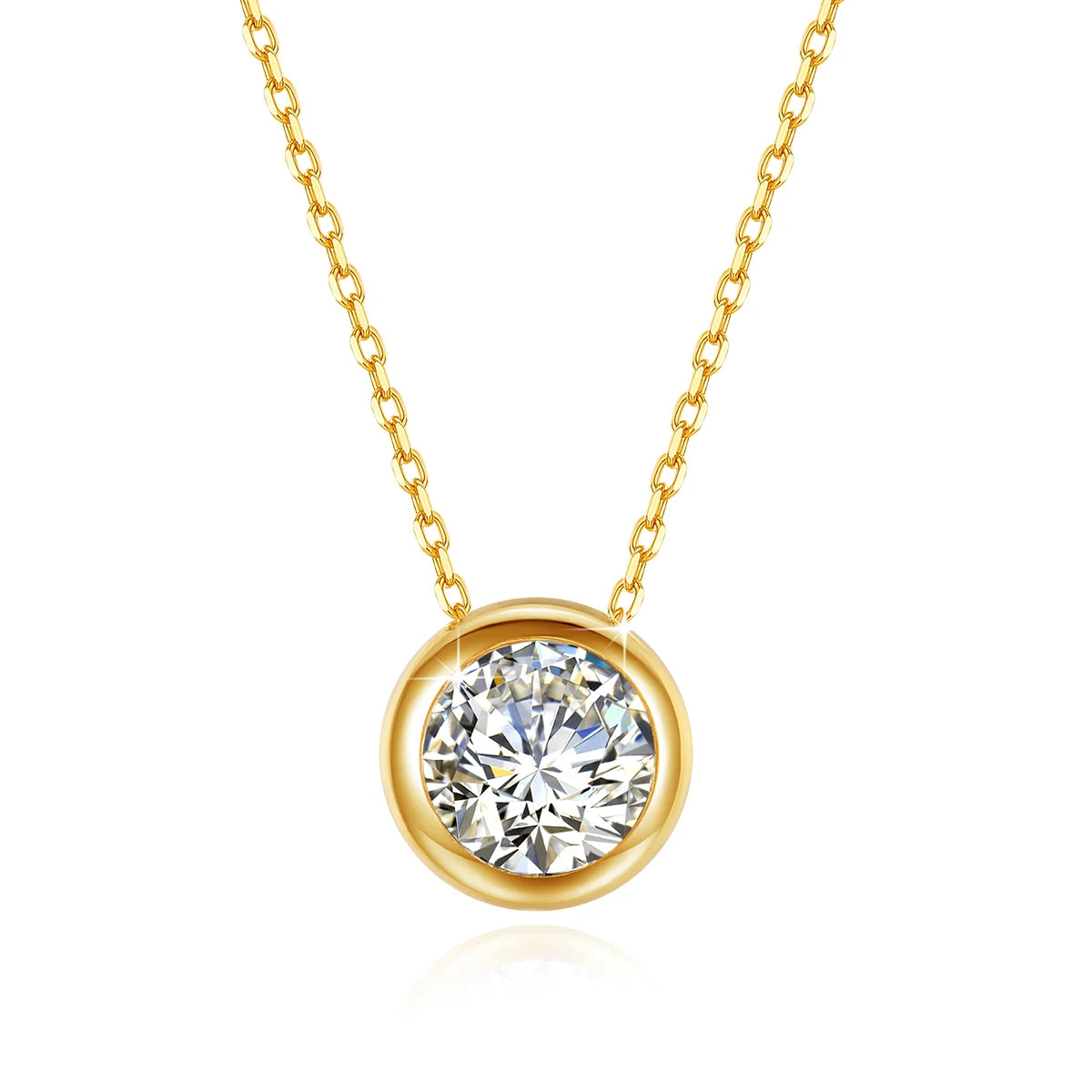 Pendentif solitaire serti clos en or jaune  élégant et diamant synthétique  en moissanite sur fond blanc.