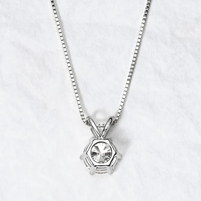 Collier pendentif solitaire en or blanc et diamant synthétique vue de dos.