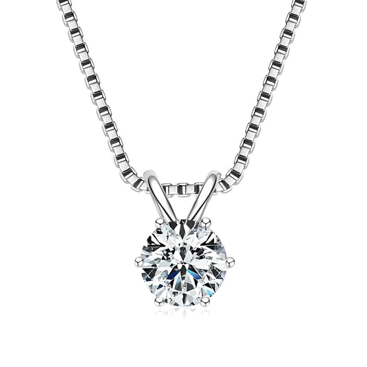 Collier pendentif solitaire en or blanc et diamant synthétique sur fond blanc.