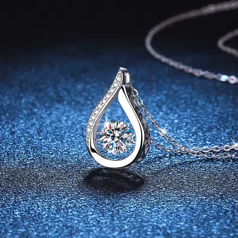 Pendentif teardrop Ophélia en argent 925 plaqué or blanc et diamants naturels debout.