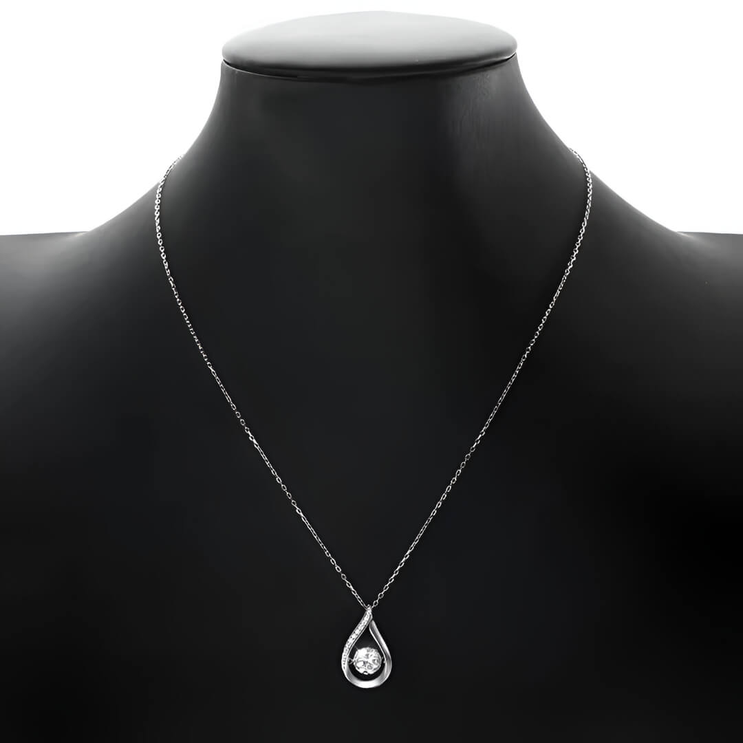 Pendentif teardrop Ophélia en argent 925 plaqué or blanc et diamants naturels scintillants porté par un mannequin vue de face.