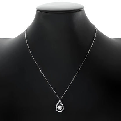 Pendentif teardrop Ophélia en argent 925 plaqué or blanc et diamants naturels scintillants porté par un mannequin vue de face.