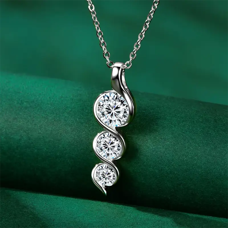 Pendentif torsadé en or blanc et diamants synthétiques vue de face.