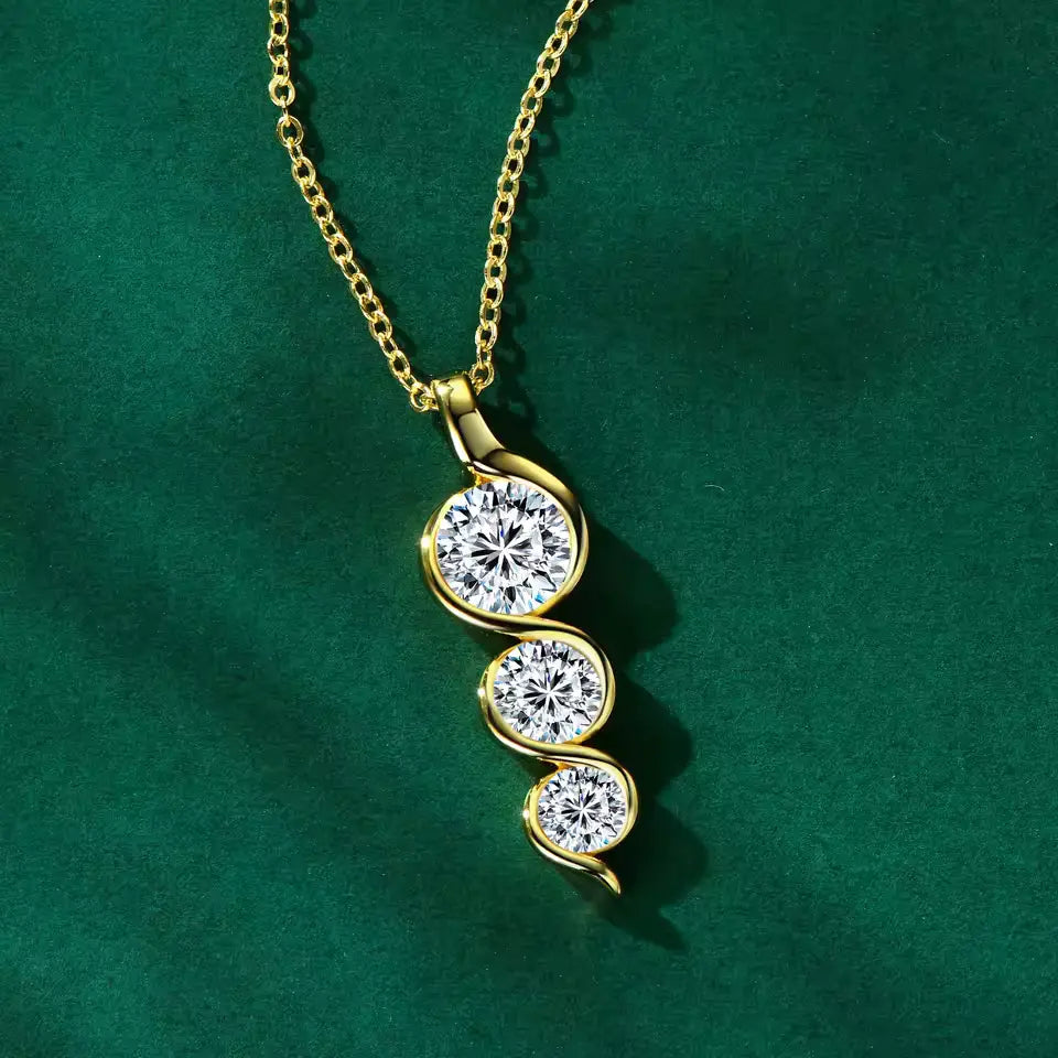 Pendentif torsadé en or jaune et diamants synthétiques vue du dessus.