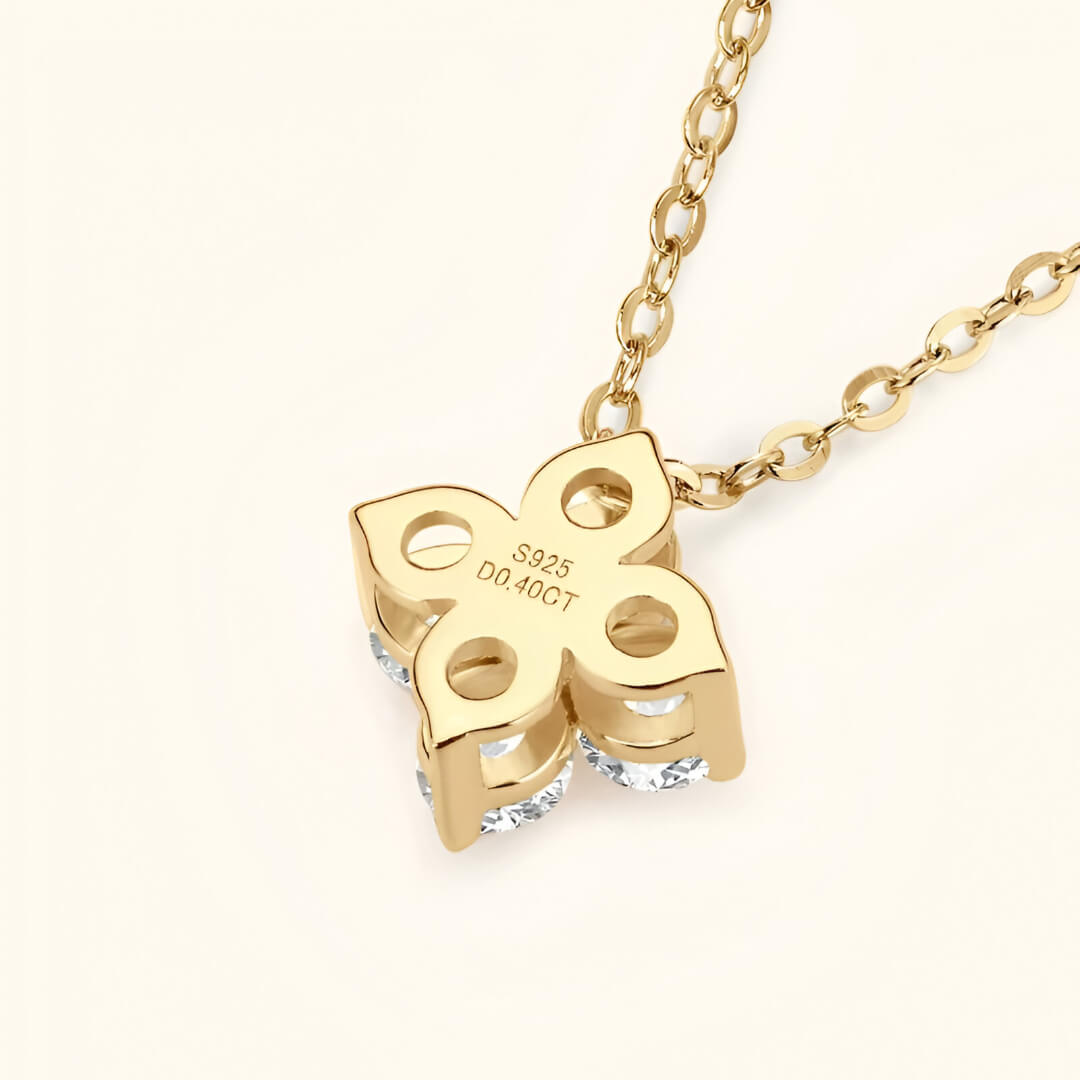 Pendentif trèfle à quatre feuilles Fiora en argent 925 plaqué or jaune lumineux et diamants vue de dos.