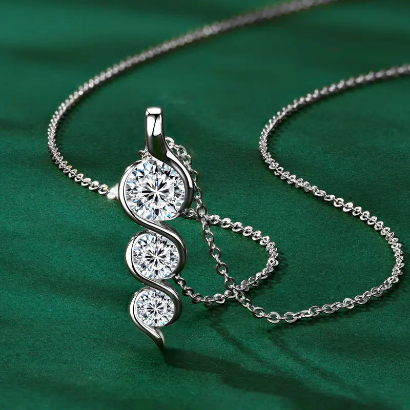 Collier pendentif twisté en argent 925 plaqué or blanc délicat et moissanites debout vue de face.