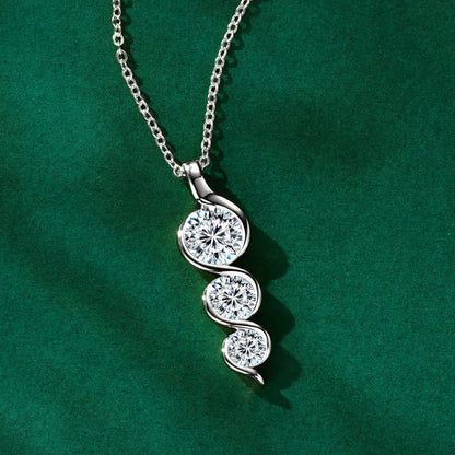 Collier pendentif twisté en argent 925 plaqué or blanc et moissanites à plat vue du dessus.