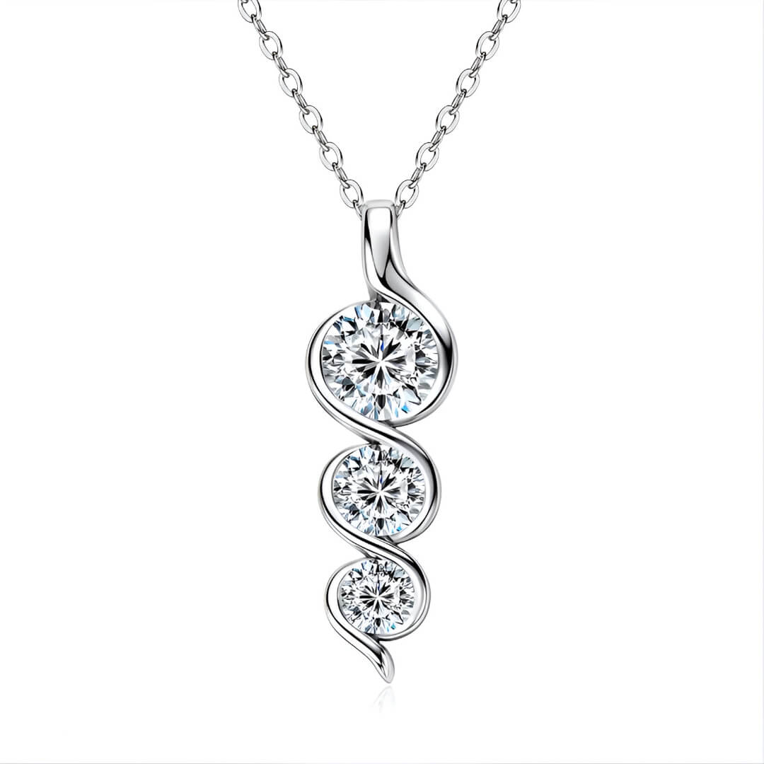 Collier pendentif twisté en argent 925 plaqué or blanc et moissanites scintillantes sur fond blanc.
