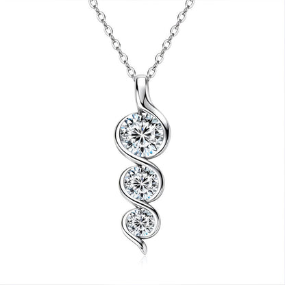 Collier pendentif twisté en argent 925 plaqué or blanc et moissanites scintillantes sur fond blanc.