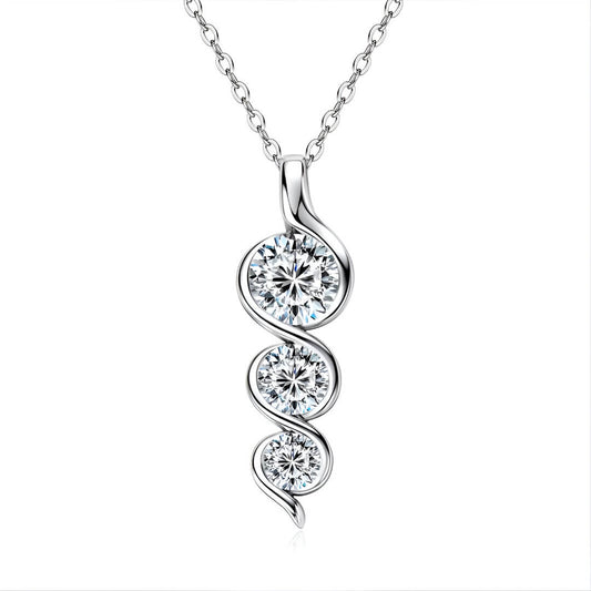 Collier pendentif twisté en argent 925 plaqué or blanc et moissanites scintillantes sur fond blanc.