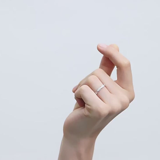 Détail de l'alliance zirconium en argent sterling 925 portée par doigt femme - Bague or blanc et diamant de promesse ou de fiançailles