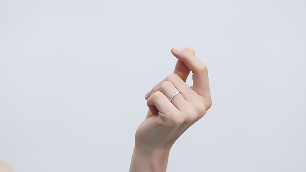 Détail de l'alliance zirconium en argent sterling 925 portée par doigt femme - Bague or blanc et diamant de promesse ou de fiançailles