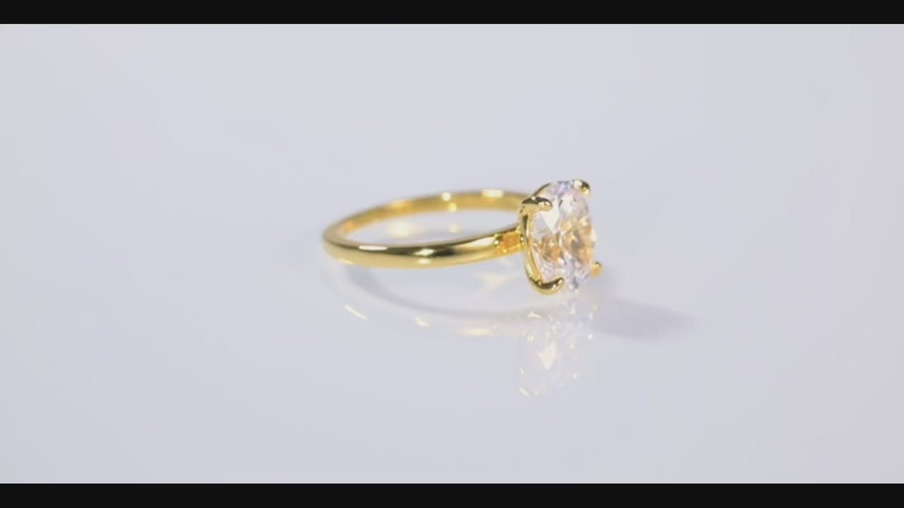 Vue autour de la bague Serres d'Aigle en or 14K, lumière réfléchie sur sol blanc, éclat du zircon cubique