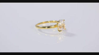 Vue autour de la bague Serres d'Aigle en or 14K, lumière réfléchie sur sol blanc, éclat du zircon cubique