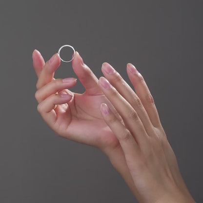 Vidéo de l'alliance pavée en argent sertie de diamants moissanite portée par une main de femme – plaquage or blanc 14k – bague de mariage ou fiançailles