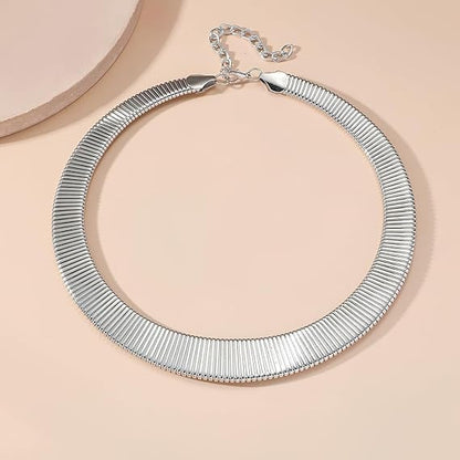 Collier choker torque en or blanc à plat.