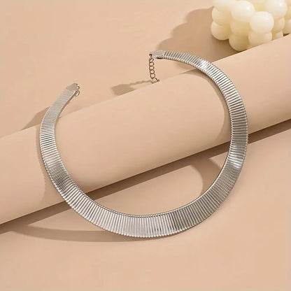 Collier choker torque en or blanc posé.