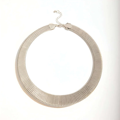 Collier choker torque en or blanc sur fond blanc.