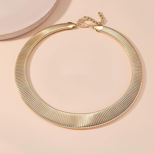 Collier choker torque en or jaune à plat.