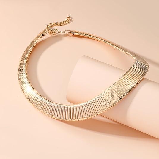 Collier choker torque en or jaune posé.