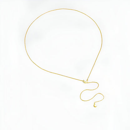 Sautoir ajustable croissant de lune doré en argent 925 plaqué or jaune lumineux à plat vue en entier.