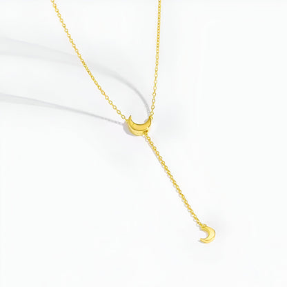 Sautoir ajustable croissant de lune doré en argent sterling 925 plaqué or jaune à plat.