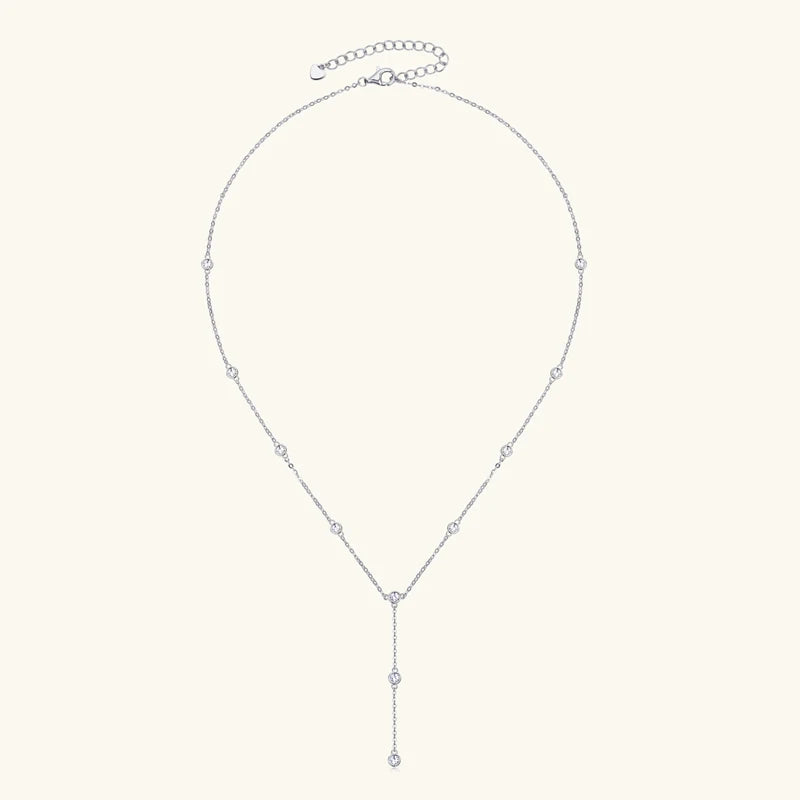 Sautoir court en argent plaqué or blanc et diamants synthétiques en entier.