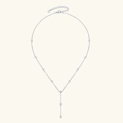 Sautoir court en argent plaqué or blanc et diamants synthétiques en entier.