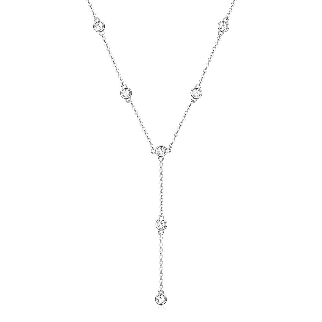 Sautoir court en argent plaqué or blanc et diamants synthétiques sur fond blanc.