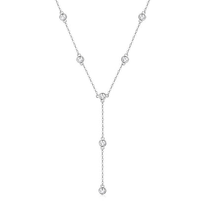 Sautoir court en argent plaqué or blanc et diamants synthétiques sur fond blanc.