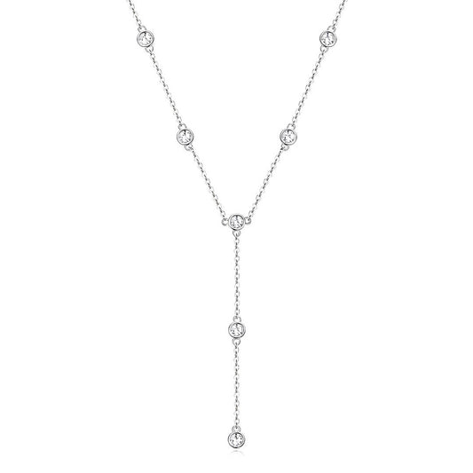 Sautoir court en argent plaqué or blanc et diamants synthétiques sur fond blanc.