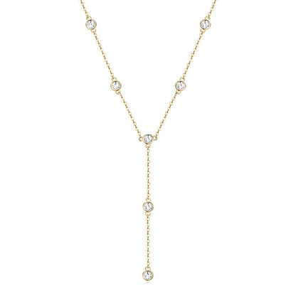 Sautoir court manie en argent 925 plaqué or jaune et diamants serti clos sur fond blanc.