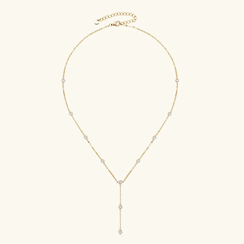 Sautoir court en argent plaqué or jaune et diamants synthétiques en entier.