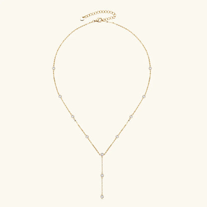 Sautoir court en argent plaqué or jaune et diamants synthétiques en entier.