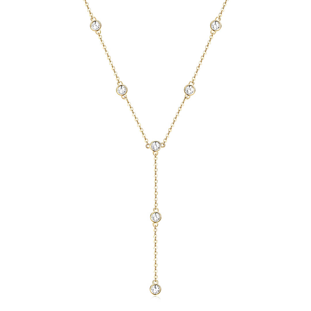 Sautoir court en argent plaqué or jaune et diamants synthétiques sur fond blanc.