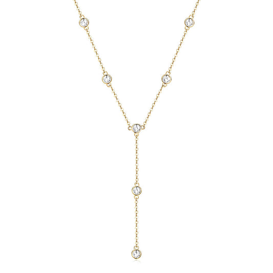 Sautoir court en argent plaqué or jaune et diamants synthétiques sur fond blanc.