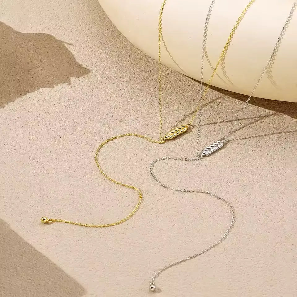 Des colliers sautoir épi de blé aylan en argent 925 plaqué or jaune et plaqué or blanc à plat.