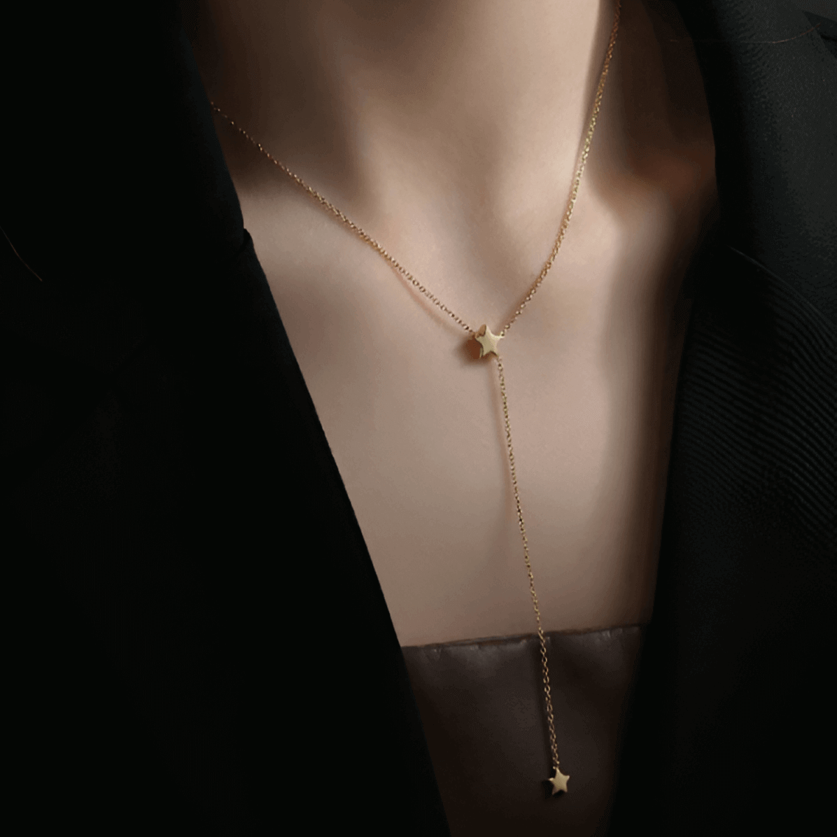 Sautoir étoile amovible en argent 925 plaqué or jaune porté au cou d'une femme vue de côté.