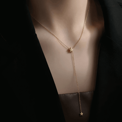 Sautoir étoile amovible en argent 925 plaqué or jaune porté au cou d'une femme vue de côté.