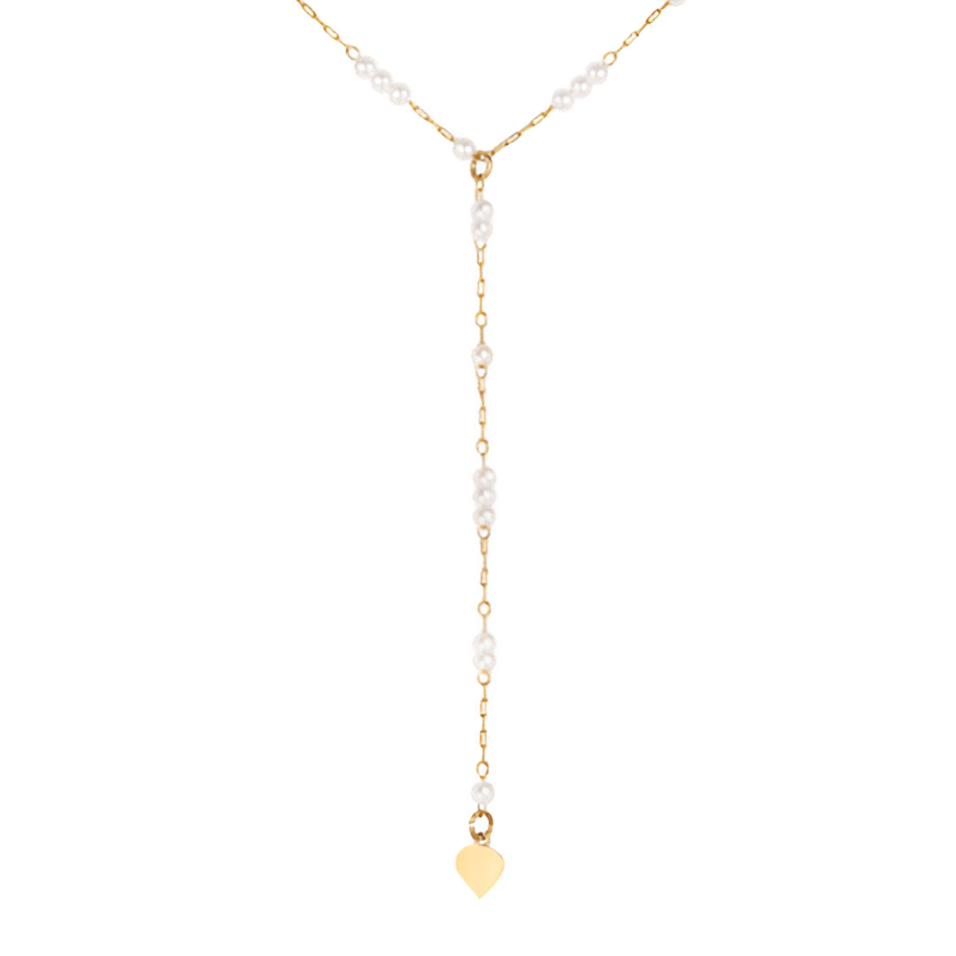 Collier sautoir fantaisie en acier doré orné de perles sur fond blanc.