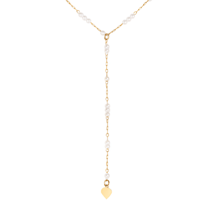 Collier sautoir fantaisie en acier doré orné de perles sur fond blanc.