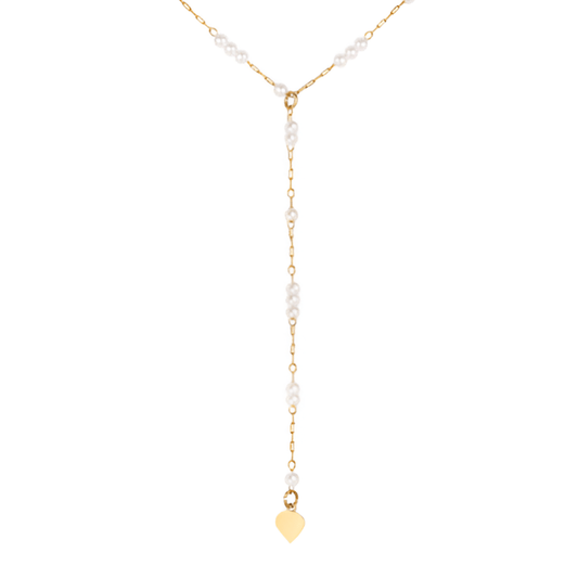 Collier sautoir fantaisie en acier doré orné de perles sur fond blanc.