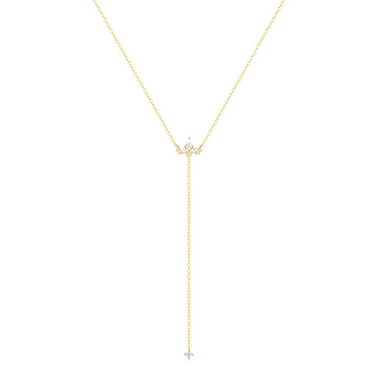 Sautoir fleur de lys Evenis en argent 925 plaqué or jaune et diamants sur fond blanc.