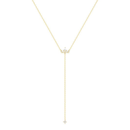 Sautoir fleur de lys Evenis en argent 925 plaqué or jaune et diamants sur fond blanc.