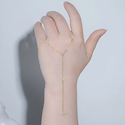 Sautoir fleurs maille dorée lumineuse en argent 925 plaqué or jaune et diamants éclatants sur le dos d'une main de femme vue de face.